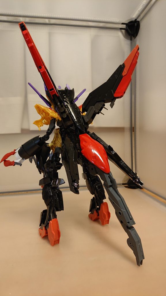 飛行能力を持っており翼から武器を持った腕を生やして攻撃を仕掛ける