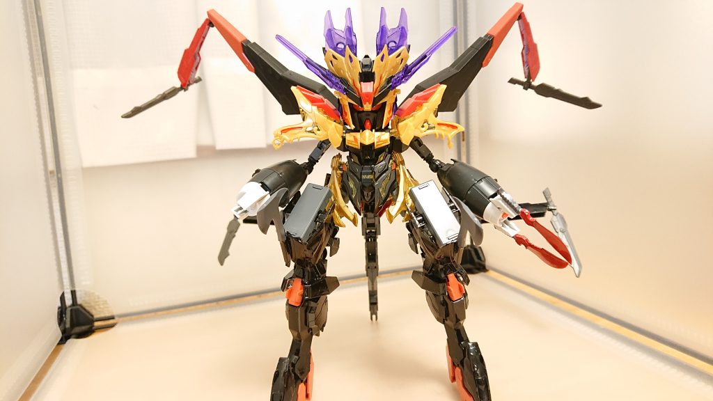 攻撃を仕掛けた悟空一行それに対抗して黄袍怪は4つの翼から剣と一体化した触手を展開して攻撃を仕掛ける