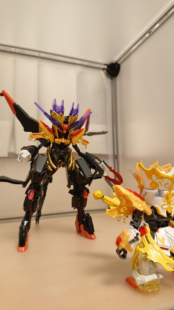 捕らえた三蔵が脱出しただけでなく三週間喰わずに牢屋に幽閉した結果彼を強くしてしまったことに唖然としてしまう黄袍怪しかし彼は再び混合獣形態になって猛攻を仕掛ける黄袍怪[調子に乗るなよ坊主が！私はお前のお供の妖怪に勝ったのだぞ！喰われるだけのお前がこの私に勝てるわけなかろうがぁ〜〜！]しかし三蔵は落ち着いており余裕の表情三蔵[図体だけデカくして勝ったと思ってるのならそれは大きな間違いですよそれに見かけだけで判断するあなたに私は負けるつもりはありません！]