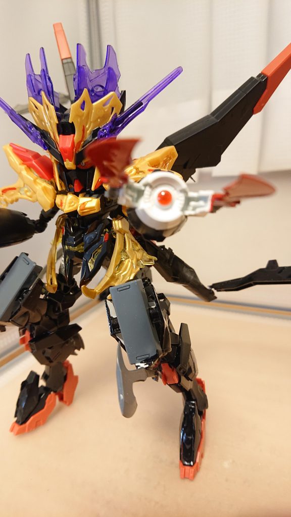 黄袍怪[チョロチョロすんなぁ坊主がぁ！我が左腕で胴体を真っ二つにしてやるぅ！]左腕で三蔵を捕まえようとする黄袍怪しかし・・・・