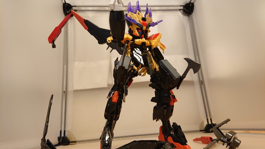 凄まじいスピードで黄袍怪の体を切り刻む聖陣宝羽その圧倒的な力で黄袍怪は痛みにもがき苦しみ変身を解除してしまう