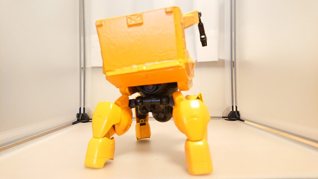 ヘルメットにはボールジョイントを使用したことで少し傾けて表情をとることが可能