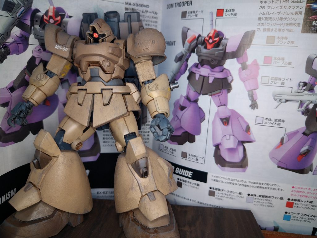 改造の方針は、「ドムトルーパー」をドムらしくするでも、ドムトルーパーのデザインをあまり変えないように・・・背景の取説の写真と比較してもらえれば・・・・モノアイ:丄字のモノアイを十字に改造!(超重要!)頭部:小さく埋もれている感があるので、幅増し(1㎜)&首パーツを追加し頭部を外に出す感じ腕:細い上腕を太くて角ばったタイプに変更フロントアーマー:可動は諦め、フォルム重視で固定ひざ関節:もも→関節→すねにおいて、関節部でくびれているのが気に入らないので、関節部に〇パーツ追加ひざアーマー:取付角度を変更し、中腰が似合うような感じに