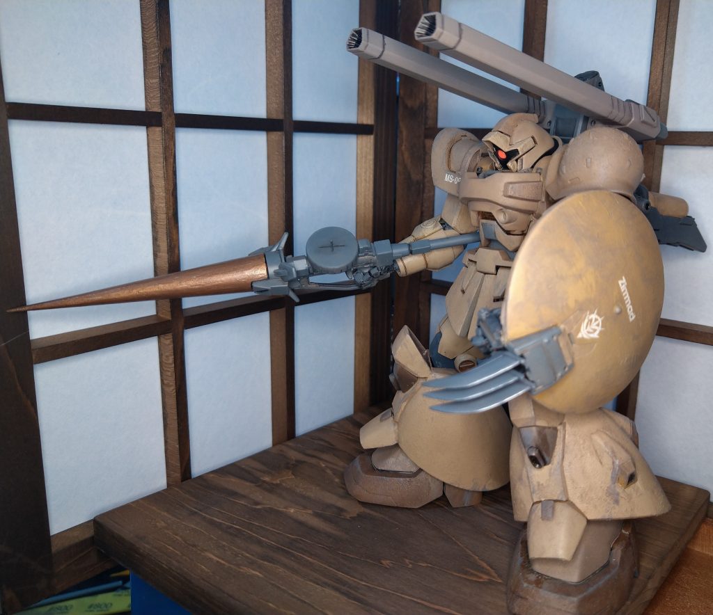 武器を持たせたバージョン戦闘スタイルとしては、以下のような感じをイメージ①キャノン砲による遠距離射撃で、相手の足を止める②ホバー走行で、シール後を構えながら接近③接近からのザクマシンガンランスによる一撃③ランスでの一撃でひるんだ後、シールドのアイアンネイルで近接攻撃でとどめ塗装はざっくりパテで表面をざらざら風にするサンド系の配色で塗装フィルタリング、ウォッシング、ドライブラシ