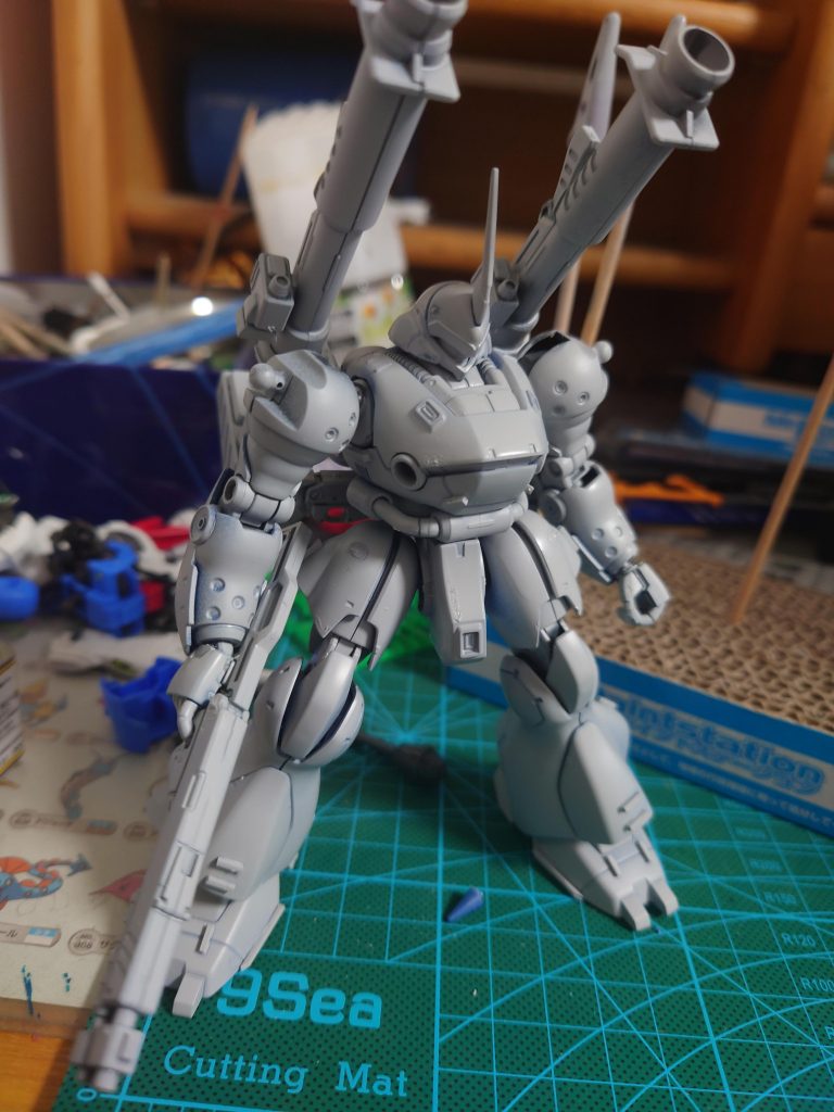 サーフェイサーを吹いた段階。まだ塗装は始まったばかりの筈なのに達成感があって結構色んな角度から眺めちゃいます(笑)