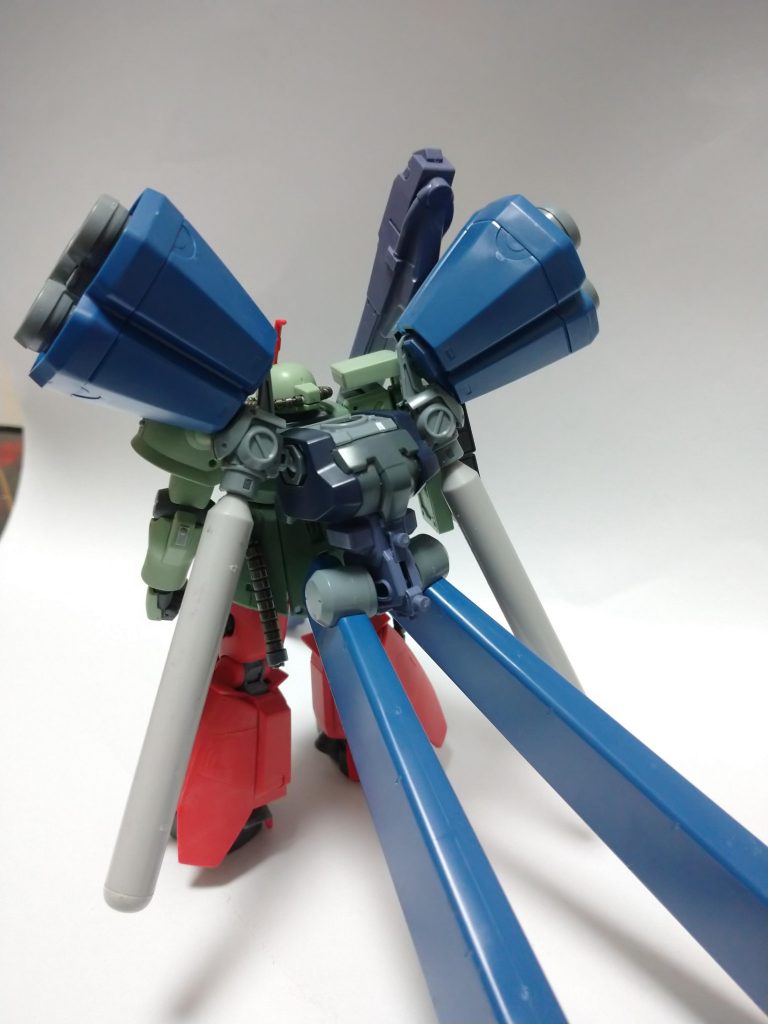 後ろ姿です。F2のボディに変更して腕の部分に小さいですけどプロペラントタンク追加しました。