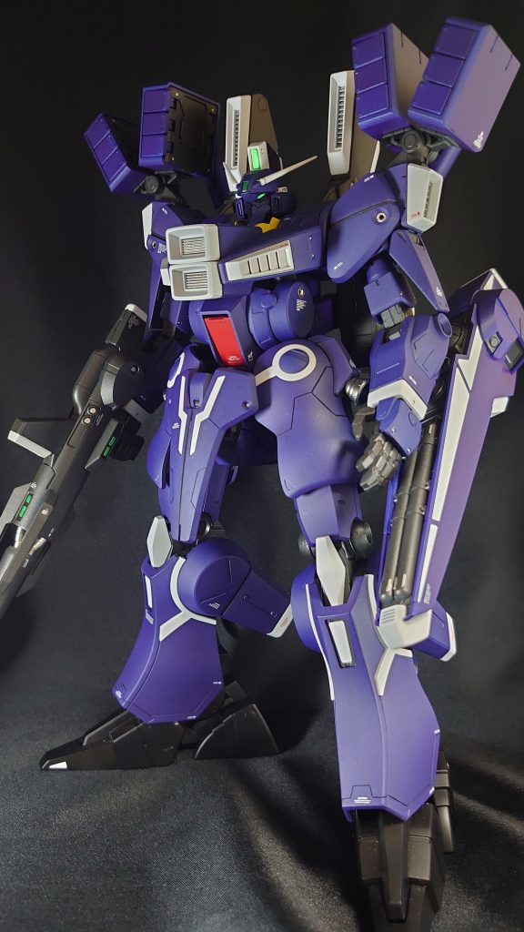 腰と足を中心にスジ彫り、胸と腕周りにメタルパーツを施しました。外装塗装の調色は水色の感じがあまり好きではなかったので、青強めに。他の方の作例を参考に、MSブルーZ系(ク)+マイカブルー(タ)+蛍光ピンク(ガ)を5:4:1位の割合で調色しました。蛍光ピンクの割合が少し多めだったのか、光加減で若干紫に見える感じの仕上がり。これはこれで あり かと。