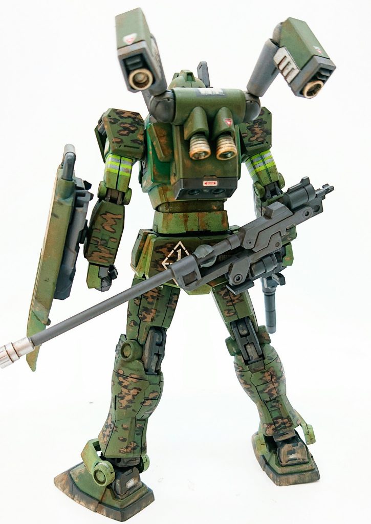 迷彩塗装は、先にラッカーで基本色を下塗りし、水性塗料のシタデルでパターンを筆で書き込んでいます。