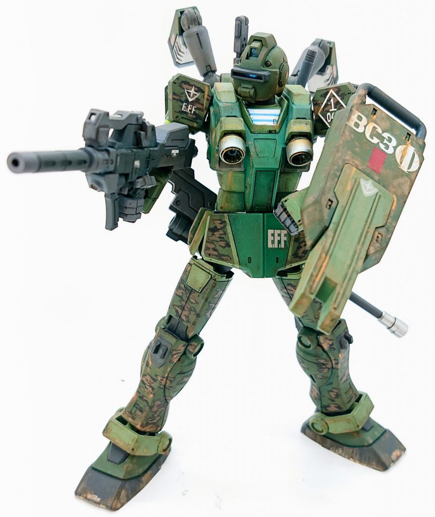 詰めこんだロシア要素は、胴体部にФСБで使用されるエメラルドグリーンのボディーアーマーの色を再現海軍歩兵や空挺、各スペツナズなどで使用される水色のボーダーシャツ「テルニャシュカ」を首元のパーツで再現。迷彩パターンにゴルカEやパルチザンスーツなどで使われるSS-Summerを再現シールドはVant-VMなどで防護部分に攻撃を誘導させる赤いマークを再現マーキングの一部にキリル文字デカールを使用二の腕の部分にロシアLEがよく使用している蛍光イエローの反射腕章を塗装で再現