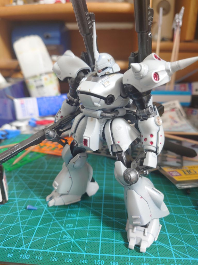 デカールを貼る前です。今回のデカール貼りは3時間ほどかけてじっくりと使うデカールを決めました。慣れてないのでめちゃくちゃ時間かかりました。