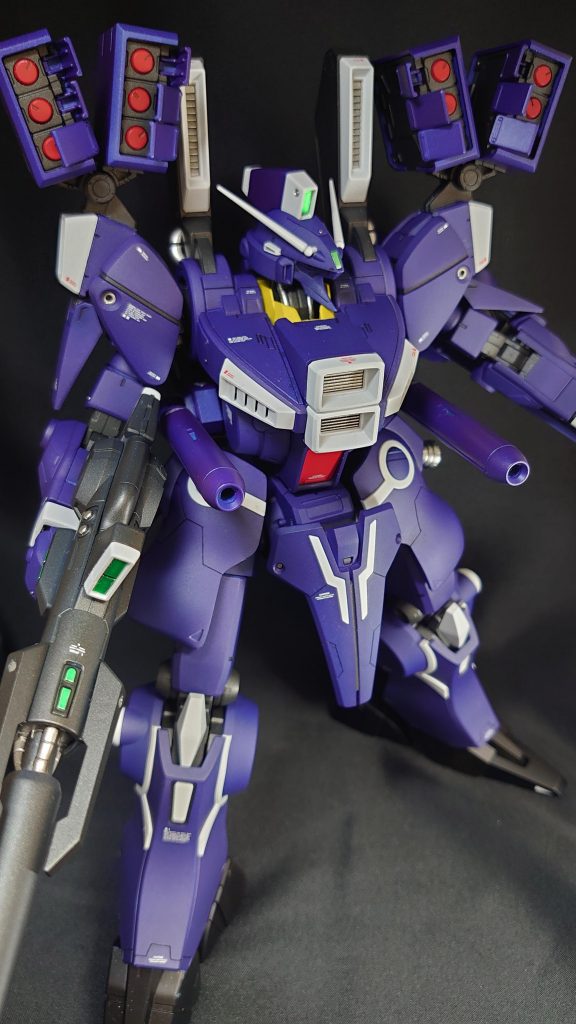 ミサイルポッドは蓋が個別に開くよう切断。簡単改造でポージングの際、動きを出せるのが良いです。