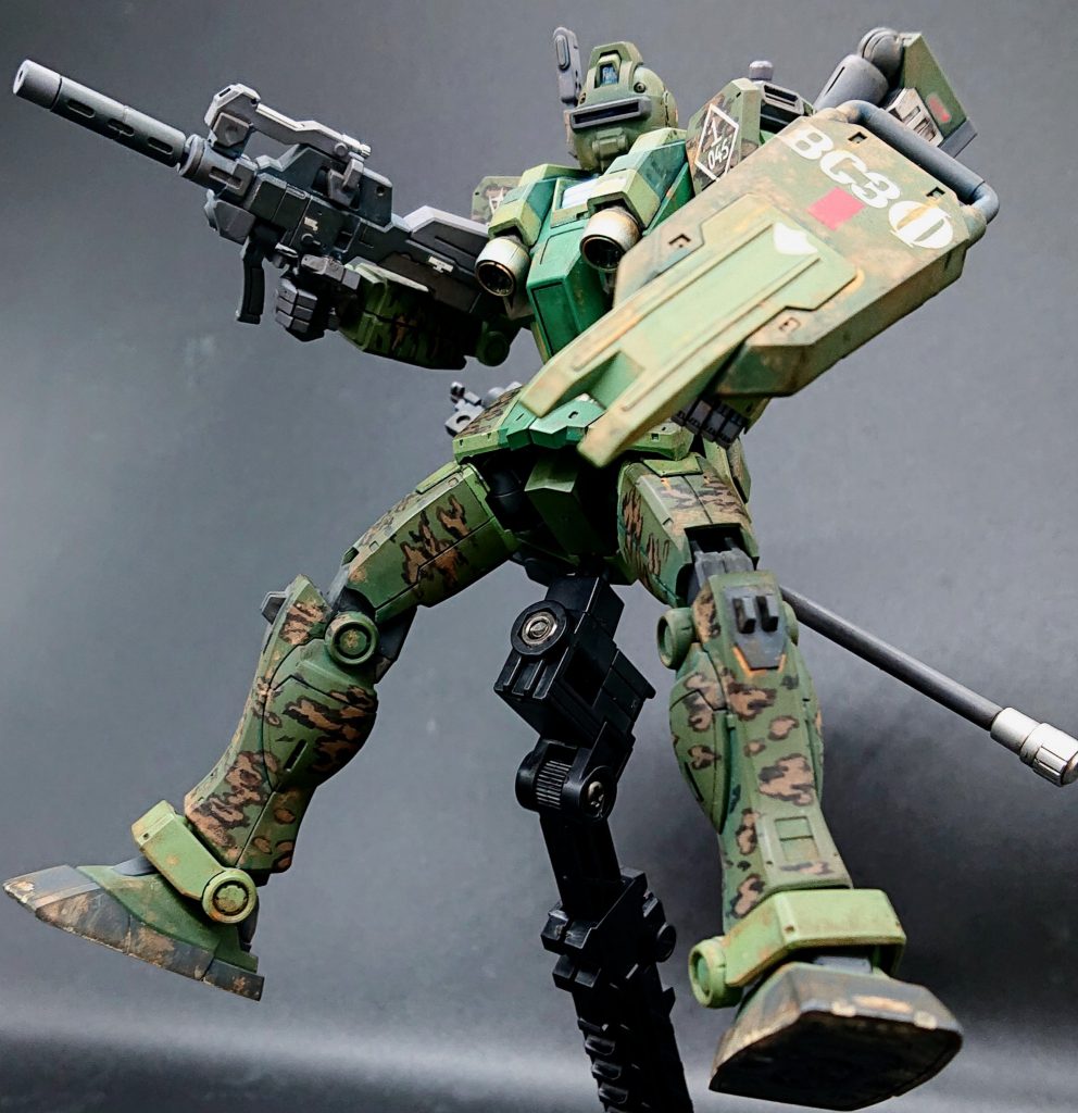 シールドのキリル文字は Вооруженные силы Земли Федерации「ロシア語で地球連邦軍」の頭文字であるВС ЗФです。ぶっちゃけ合ってるかどうか不明ですがw