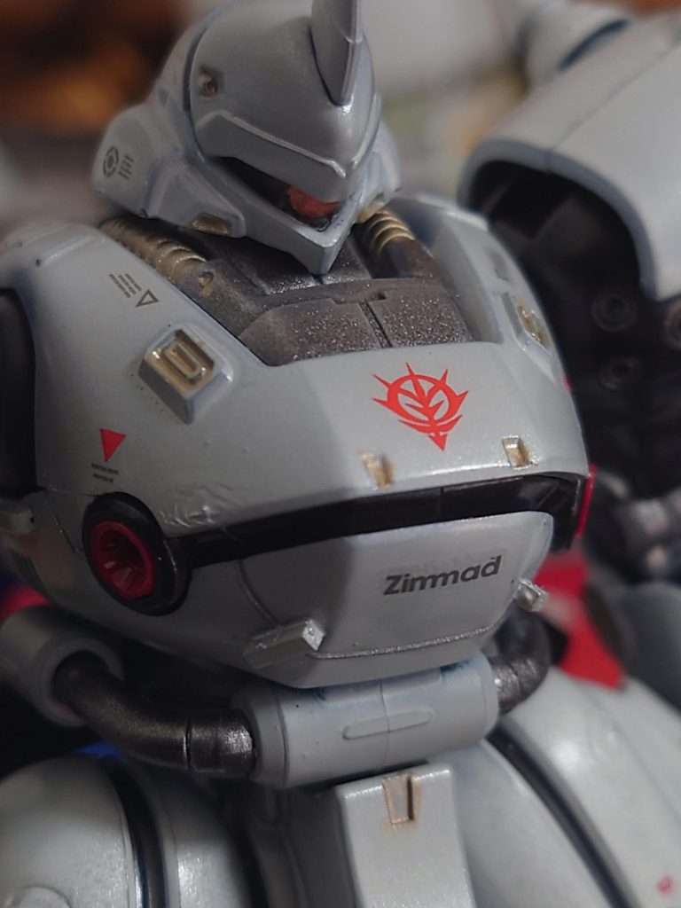 カッコいいし、胴体にあったら映えそうという理由で付けたツィマッドのデカールです。貼ってからケンプファーがツィマッド製ではないのではないかという疑問が脳裏を過りました、間違ってたときの言い訳設定を考えておかねばです(笑)