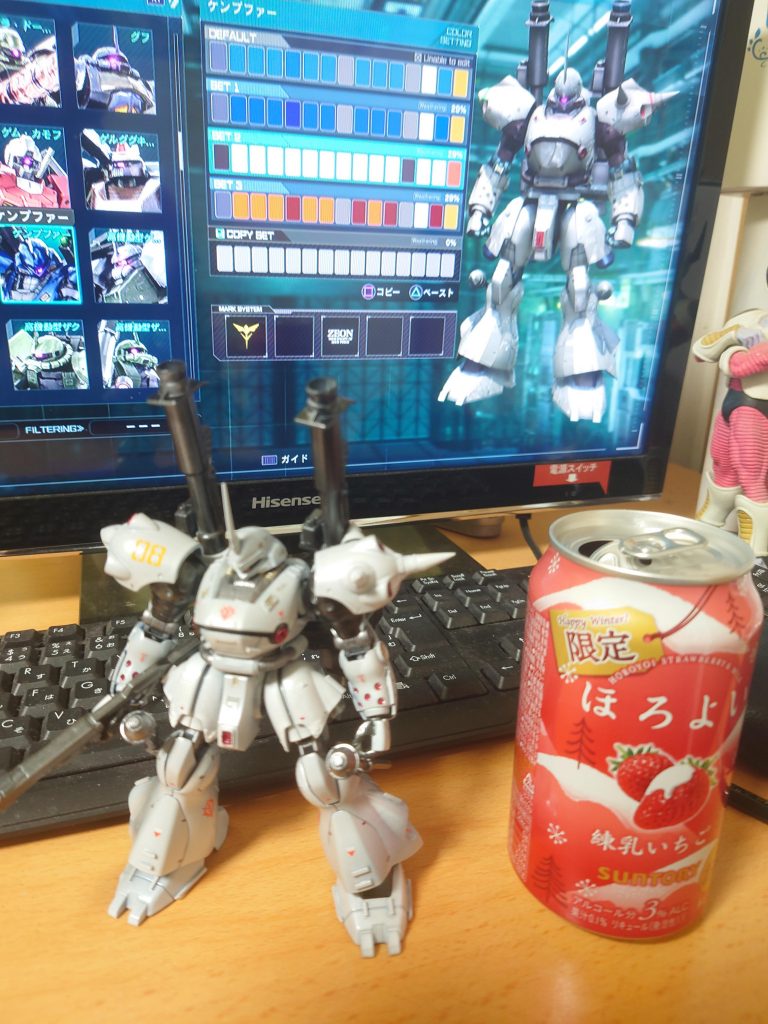 今回のケンプファーは「ガンダムバトルオペレーション2でガンプラバトルごっこをしたい」という僕が密かにやりたかったことを実現させるために、普段ゲームで使っているカラーに寄せてみています。昔から心惹かれていたガンプラバトルをやっているような感覚を味わえるのは最高でした!少し塗装ミスした部分や初めてやったパーツの取替等の部分で粗はありますが、全体的に満足のいく出来でした。経験を積んでもっとキレイにカッコよく作れるように精進します。