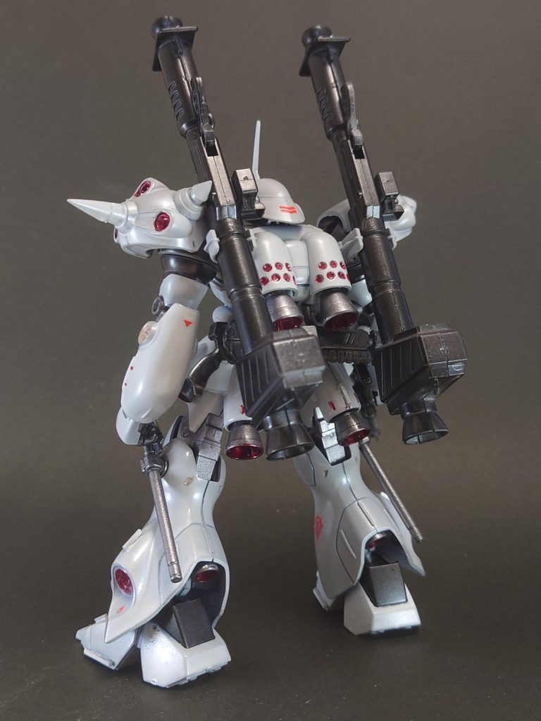 正面と背面からケンプファーはかなり多武装のキットで、それらの武器のほぼ全てをマウントできるので、立たせているだけでもキマるのが素晴らしいです。基本的に装甲はパールホワイト、所々に赤を入れてみるって感じで塗装しました。