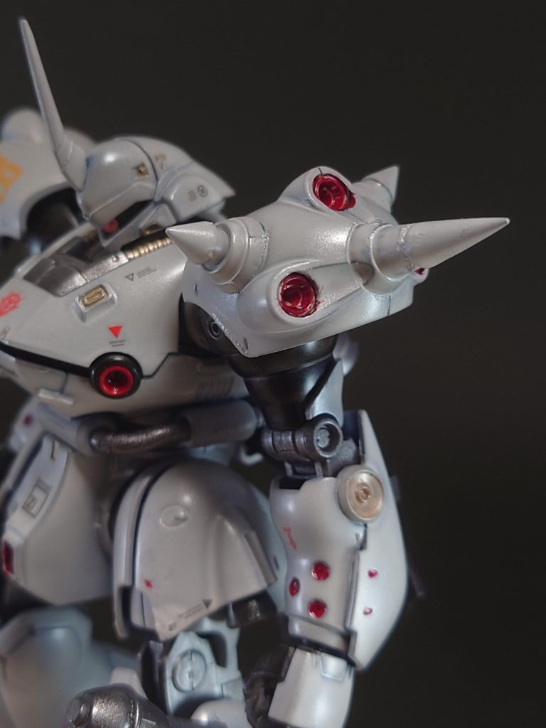 肩アーマーのスパイクは、一部を切り落としてビルダーズパーツのものと取り替えました。削ったりして整えるよりも楽でいいかなと思いました。モノアイはウェーブさんのHアイズを接着しました、手軽に使えるクリアパーツはやはりありがたいです。