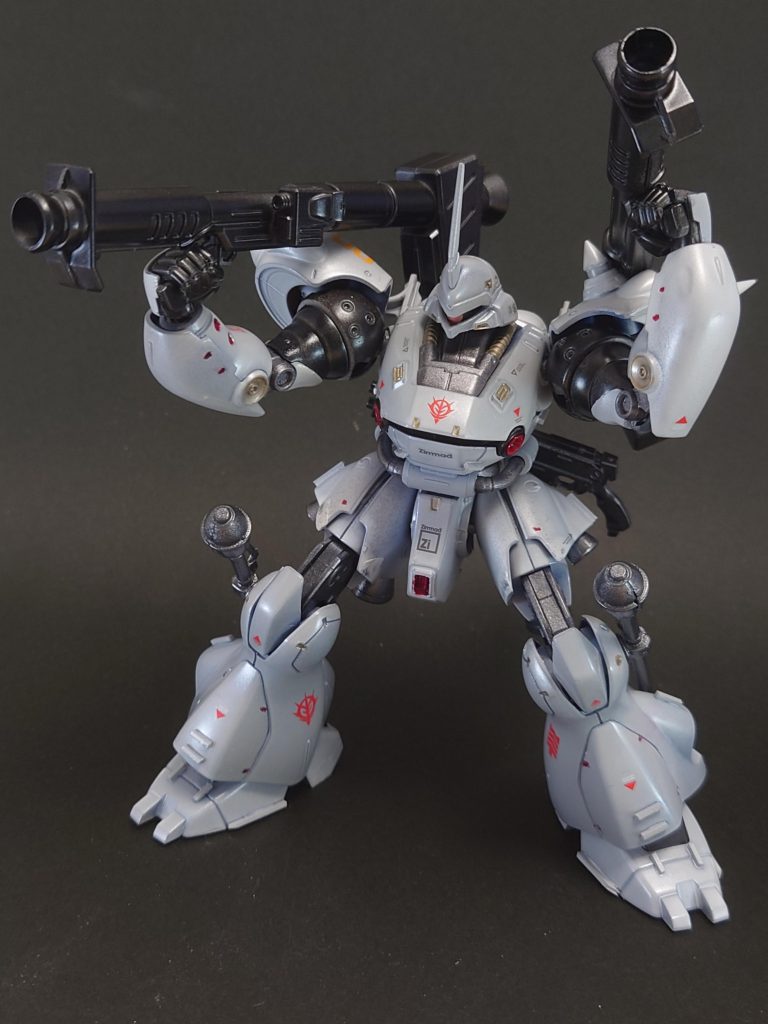 バズーカを構えて。2丁持ちはやっぱりたまりませんね。ケンプファーの武器はどれもミリタリー感が強くて少年心をくすぐられます。