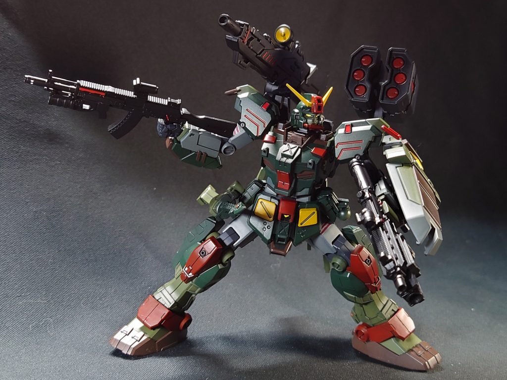 ガンダム系のマシンガンやアサルトライフルが手持ちになかったので、ここだけはコトブキヤからチョイスしてます。コマンドと言えば実弾兵器ありきですから、これだけは無いと様になりませんね。