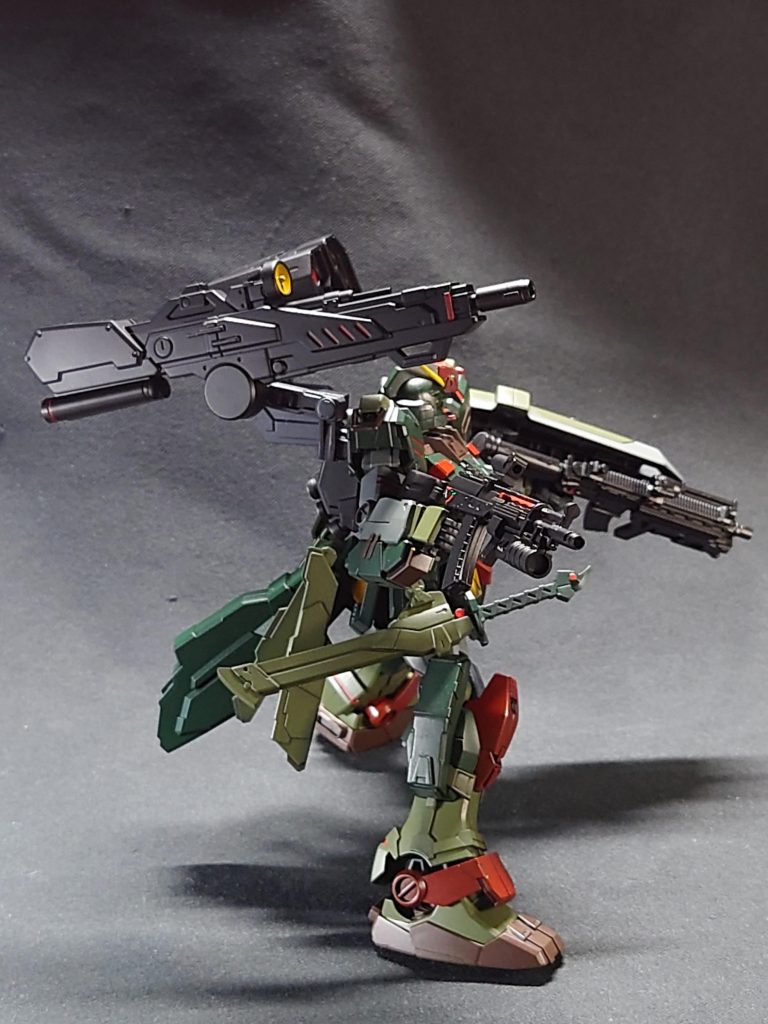 近接武器はコンバットナイフではなく、短刀なので少し帝国っぽいかも。