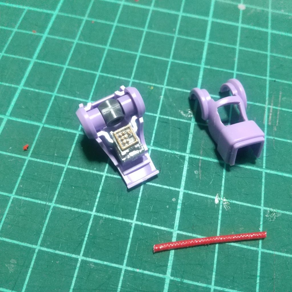 ひたすらザクザクとペタペタの繰り返し,,,,ペタペタ付けた所はシルバーでメカメカっぽく塗装♪パイプもアクセントになります♪