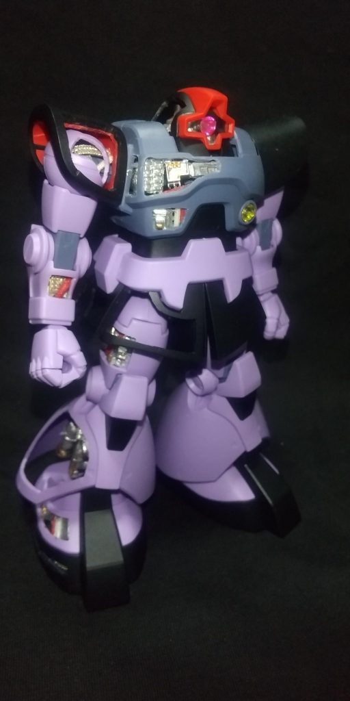 足、腕、胸、腿、頭をくりぬいて中が見える様な感じにしてみました♪