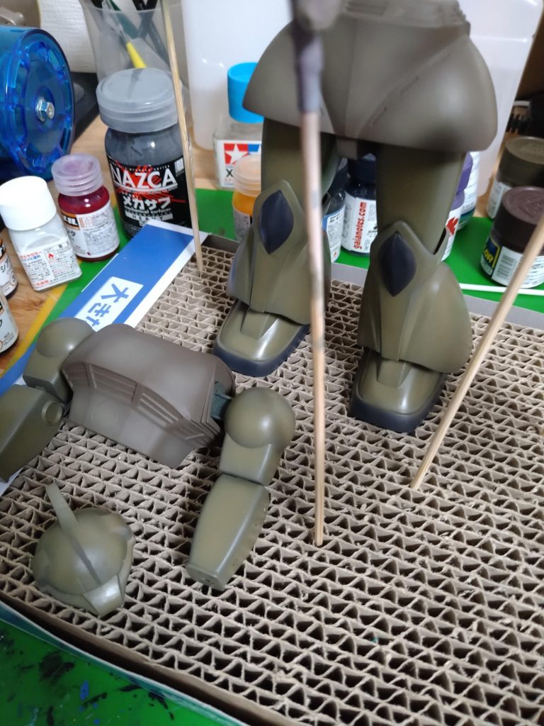 カーキで塗った辺りからテンション上がってきました。股関節を改造し少しだけつま先を開ける様にしました。ほんのちょっとの量だけですが、、