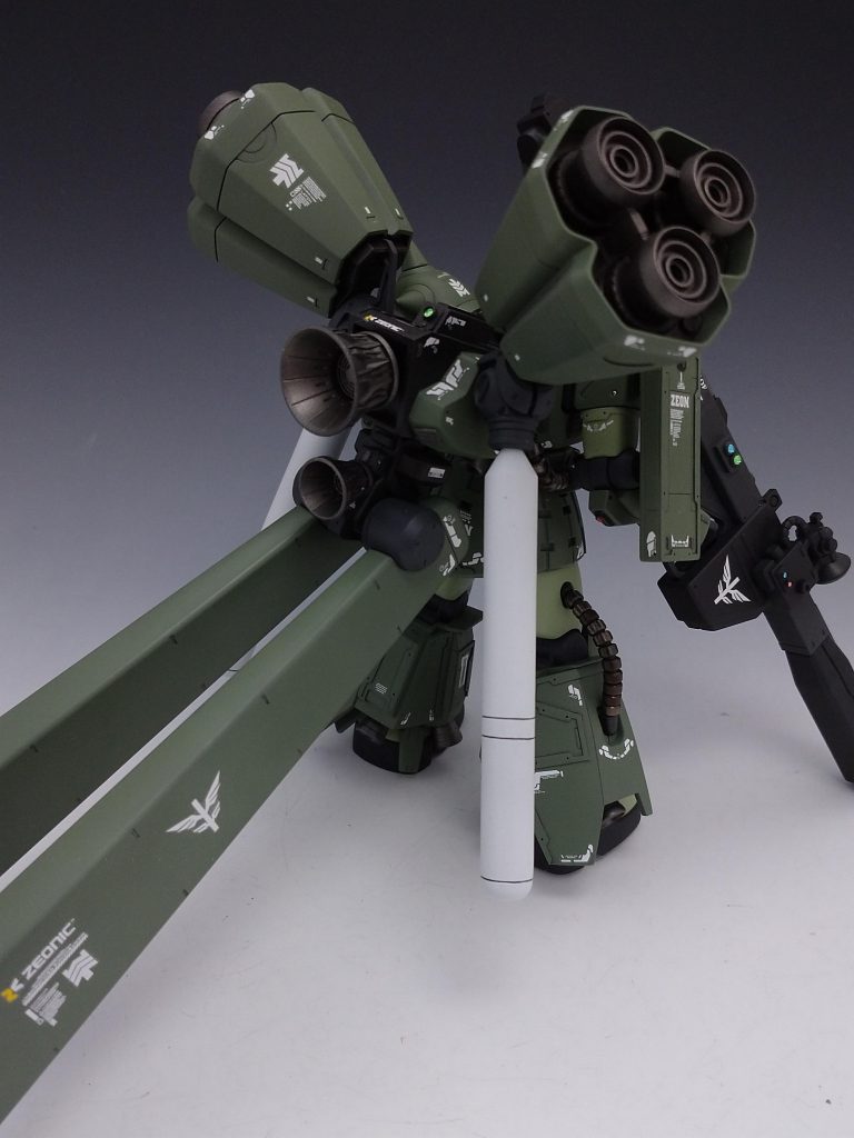 順番がおかしくなりましたが背部の画像です。大型のバーニアを付けられる様に加工しました。