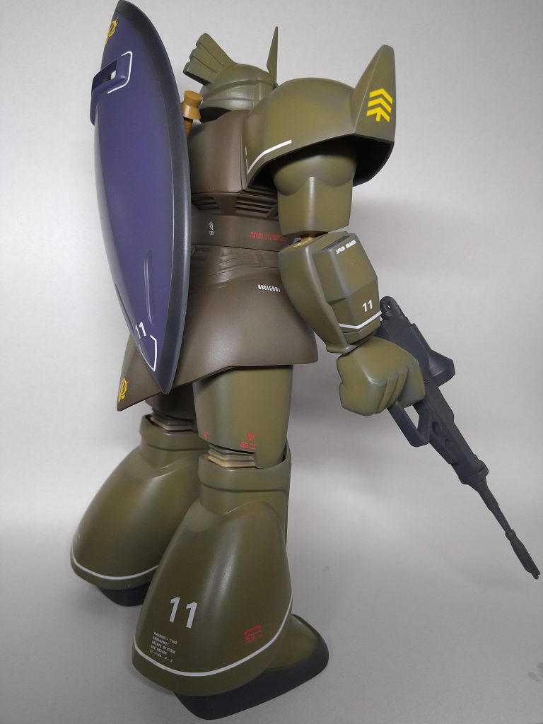 このキットは初めてお店で買ったガンプラです。当時はデカールのやり方が分からずシートごと洗面器に漬けて裏返して雑巾の上に置いたら全部のデカールが剥がれて、しかも糊も無くなり何なのか分からず終わってしまった思い出が有ります。