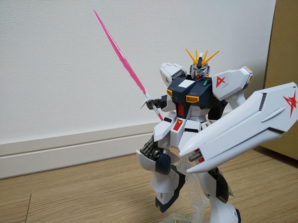 左肩は説明書通りにアムロのパーソナルマーク、右肩はロンドベルのロゴを貼ってます。