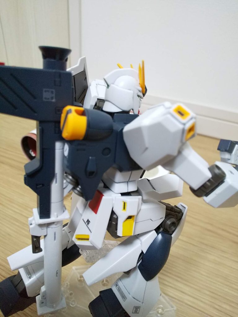 アナハイムロゴは腰アーマー後ろ、コーション注意書きの長文は足元に。