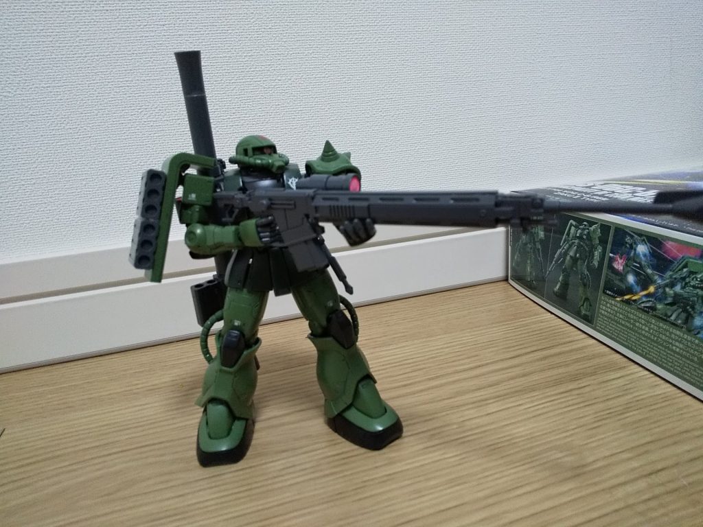 オリジン版ザクには対艦ライフルが付くのでカッコ良いですね。