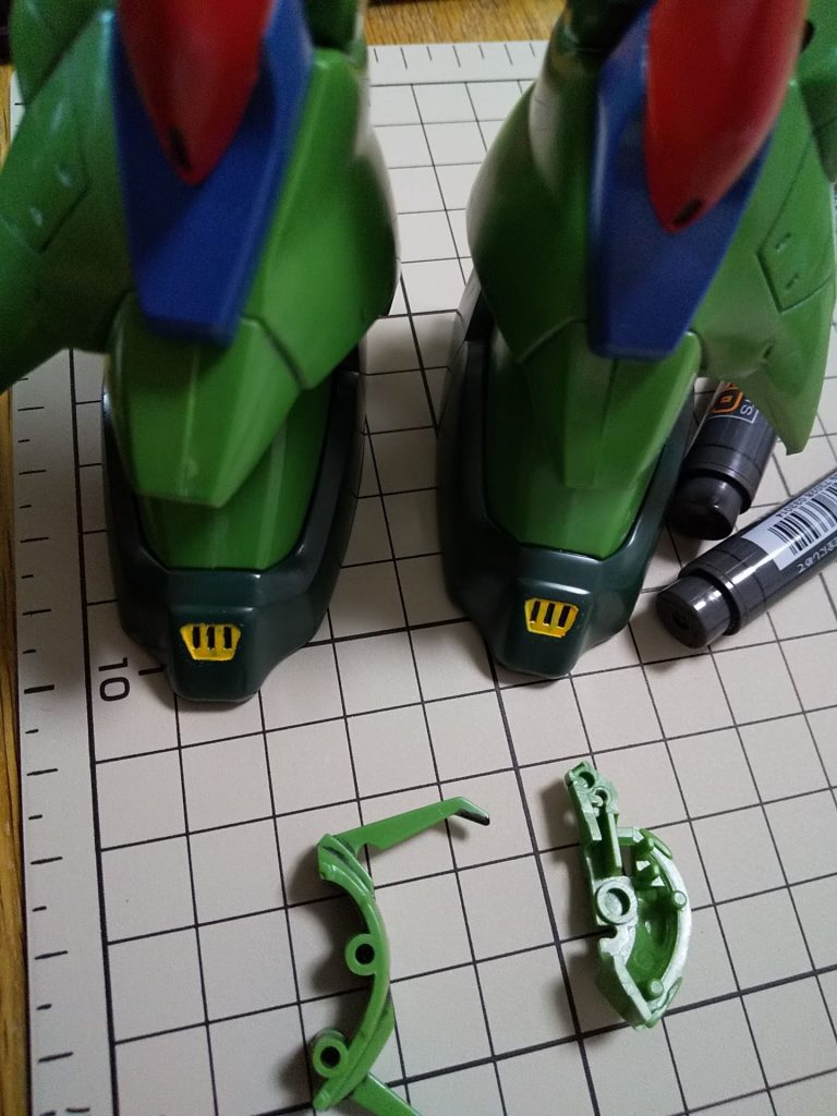 アンテナを鋭くする基本工作ですが、後のHGUCみたいに「此処を切れ」という風になっていないので、ニッパーだけでは上手いこと行かなかったですね。