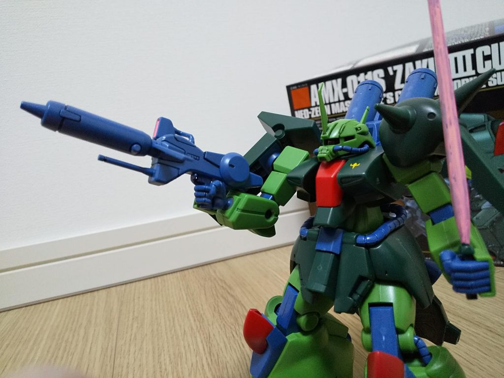 ビームサーベルもクリアパーツではないので、色塗りが必要ですね。色見本だと蛍光イエローですが、ガンダムマーカーには無いので蛍光ピンクにしました。