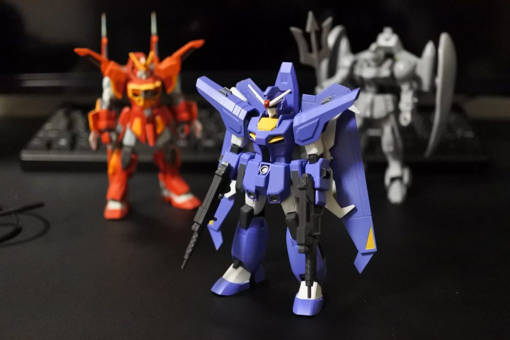 ツォーンをパテで埋め、スネ側面のスラスターを切り離してプラ板で埋め、主翼の先端に小羽根を足したのみです。両手の機関砲ポッドは105ダガーより。