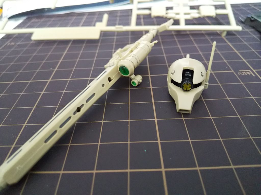 キットを見たら、Hアイズを使うのが難しそうだったので、色を塗ることを決意して、水性ホビーカラーのクリアイエローとクリアグリーンを購入。