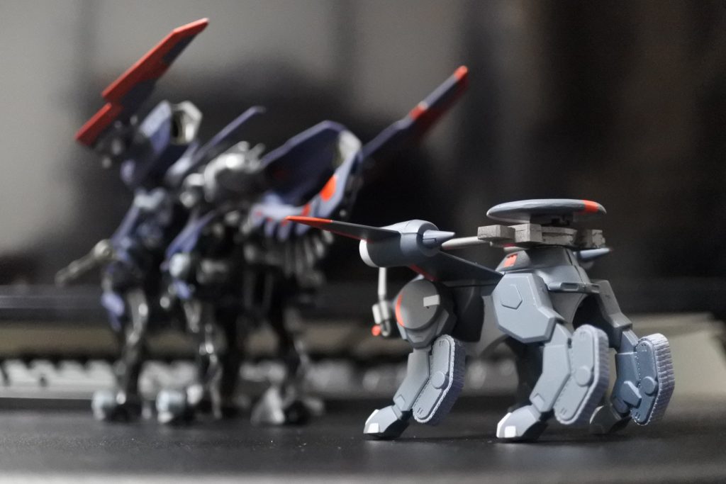 頭部がせっかくよくできたパーツなので勿体無いと思い、持て余していたバクゥとミキシングをしました。背部や鉤爪は、ヘアアイロンで成型したランナープラ板製です。