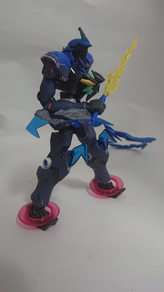 ガードフレームを忍びキャラにしてみたくて煌ギラーガのジャンクを切り貼りして作成しました。かんじきはAGE-1タイタスのビームラリアット部分を使用。サーベルは別機体のものを青く塗り、忍パルスのビームエフェクトをつけたもの。