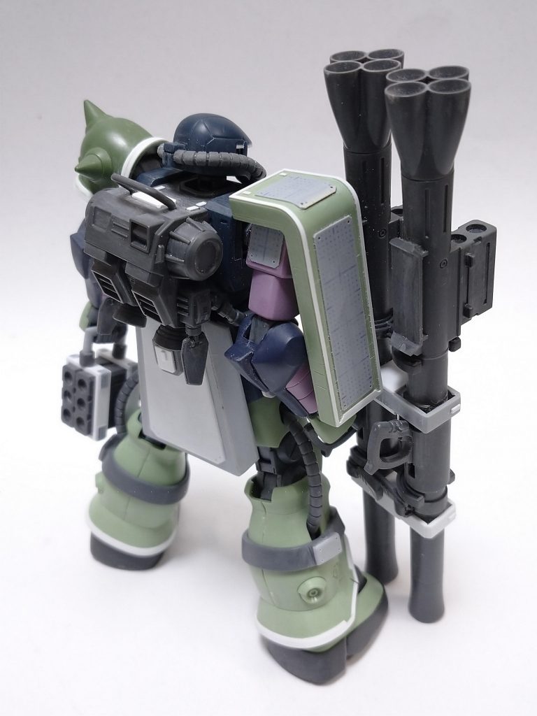 シールドにもプラ板を貼ってますけど色でわかりにくくなってますね。後ろのスカートは長くする必要はないかもしれませんが長い方がカッコいい、と個人の趣味で長くしました。今回のアップが早いのは、前回の作品の時にはほぼ塗装に入れそうな段階だったのと冬休みのおかげですね。次回はまた少し時間がかかるかと思います。最後までご覧くださりありがとうございました!