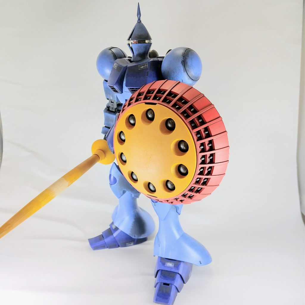 シールドはベースで塗装したあと、全体にシェイドをかけてモールド部分だけ残してレイヤーで塗りました。クラシックメソッドを踏襲してぬっています。ちなみにシールドの中に入っているボム、ミサイルはクロームシルバーでドライブラシです。