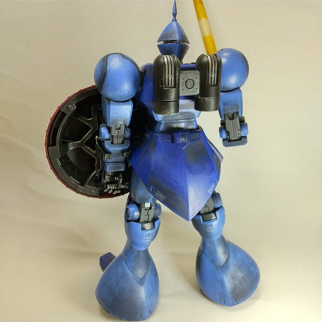 正直初めてのグラデーションなので試行錯誤というか練習のつもりでやっています。脚はドライブラシで、腰のスカートはベタ塗りでクラデをかけました。本当はデカールも付属されているキットでしたが転写式のデカールは10年以上前に買って素組していたキットの為、風化していて使えませんでした(全部台紙から剥がれてた)。