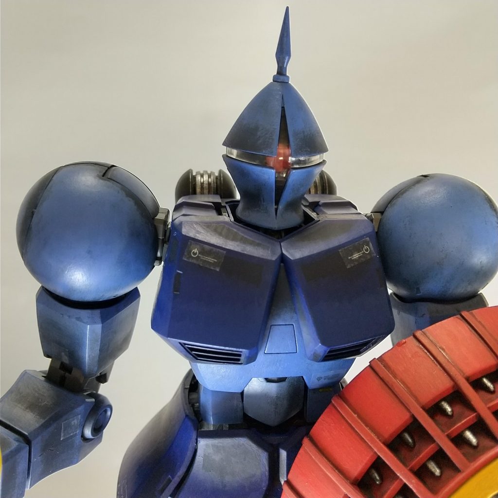 モノアイについては、ガンダムマーカーで塗ってます。ちなみに塗ったのは10年以上前。思い出としてそのまま利用しました。