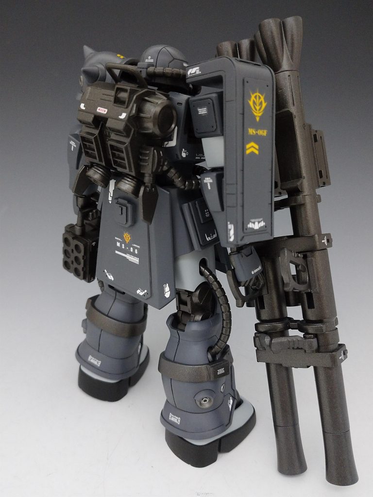 白のデカールばかり使用してて他の色が余ってきたので今回は黄色を使用したのですが悪くないかな?とおもいます。足のミサイルポッド用の固定具ですが今回はミサイルなしでちょっとした追加装甲なイメージで使ってます。