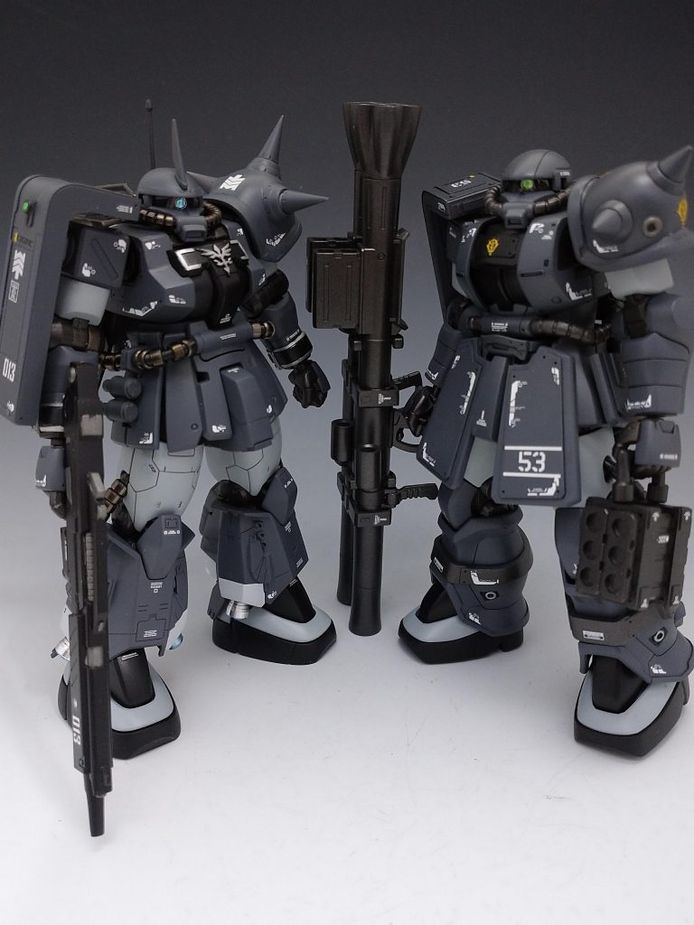前作のF2ーRとツーショットで。同じネオジオンのマークを使うか悩んだのですが「自分はジオンマークでいいです」とパイロットが拒否したのでジオンマークのまま…と無理のある理由にしておきます。