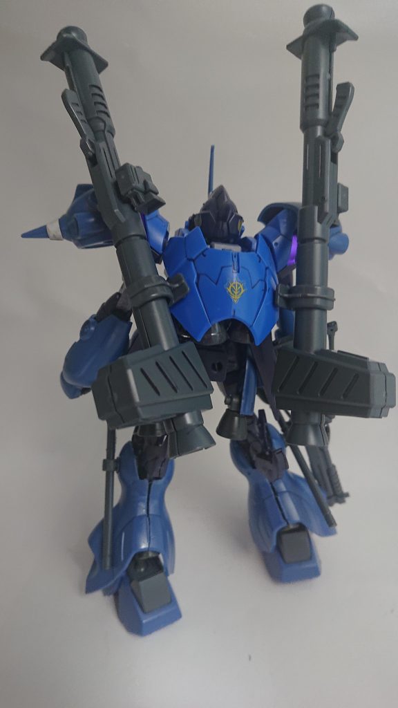 背中はアルスコアの尻アーマーを装着して穴を空けてバズーカの背負い部分を接着。