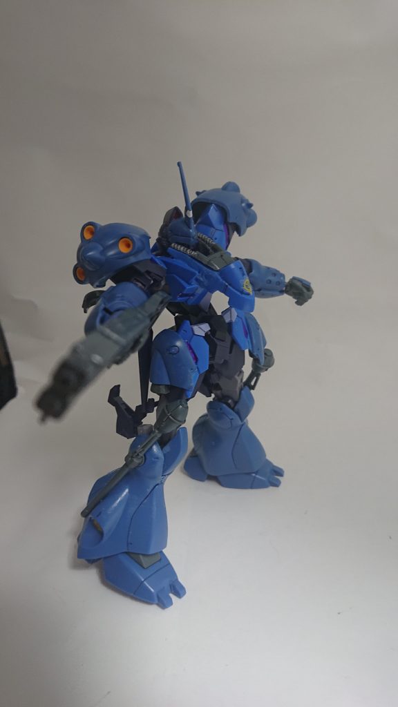 顔・胸・腰はアルスコアアースリィのアーマーにケンプファーのパーツを接着腕はケンプファーの前腕をアルスコアに接着。肩はアルスアースリィの肩アーマーを装着してケンプファーの肩を接着。 