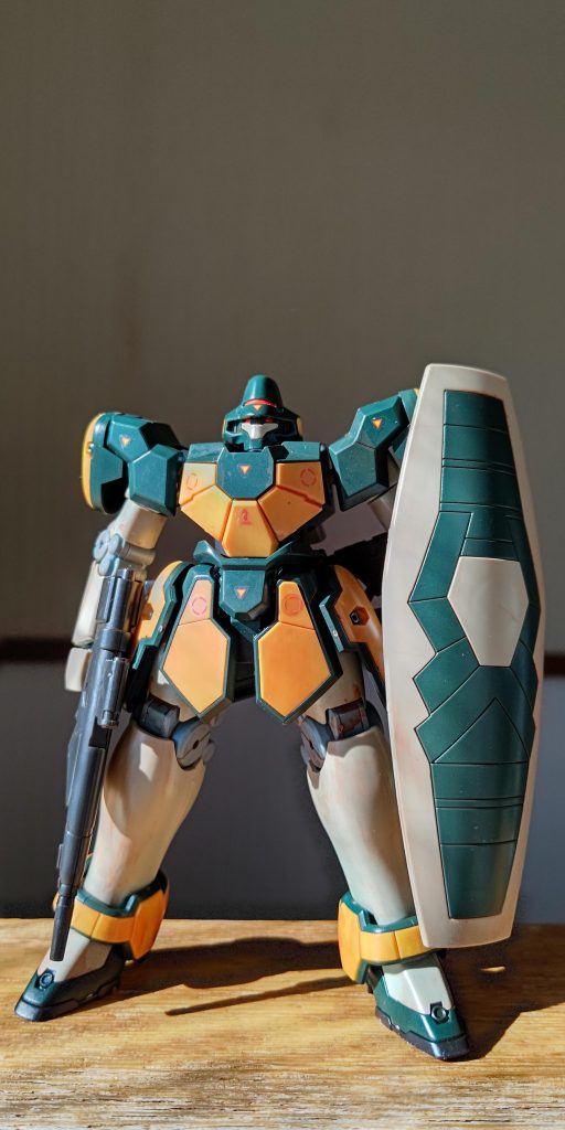 緑弟のマグアナック森林戦仕様。モノアイを廃止、脇のスリットをデュアルアイセンサーにすることで索敵能力を向上させ陽動や前衛等兄のサポートを行うぞ!