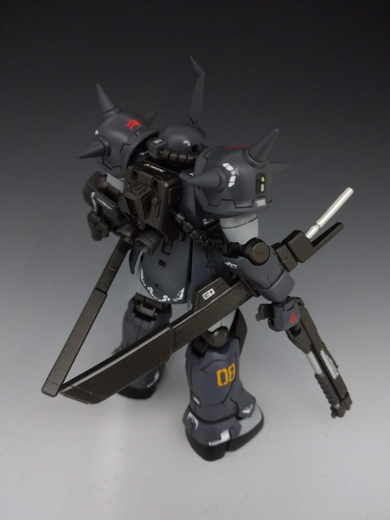 腕はグフ、足はアクトザクから持ってきました。バックパックもイフリートを真似て改造してます。また今回は赤いジオンマークを使用です。