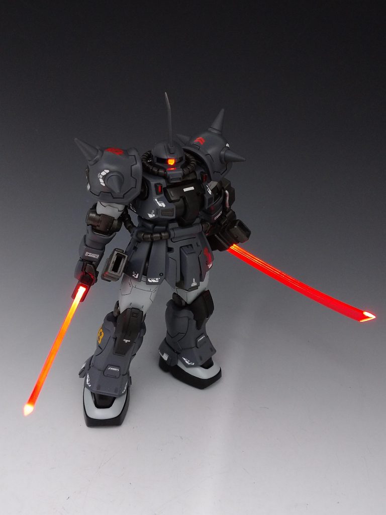 イフリートなら両手にヒートサーベルなので自分も持たせました。ただ、昔に武装神姫様に製作したはいいけど大きすぎたので放置してましたがようやく使うことができました。MSGのサムライソードの刀身を集光アクリル板に書き写してそれを切り出し、研磨して強く発光するようにしてます。モノアイは光らせるつもりはありませんでしたが刀身が光ってモノアイが光らないと顔が隠れてしまうので発光するように変更しました。