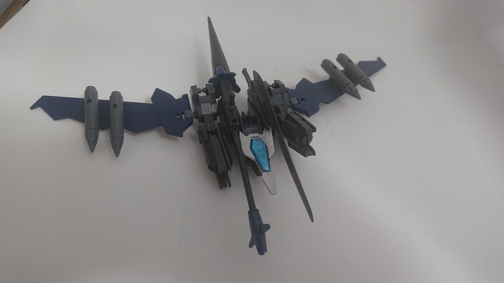 ランサーストライカーパックは分離して無人機としての単独飛行も可能。漏洩したストライクルージュのオオトリ装備の情報を元に製造された。マーズフォーウェポンズのバックパックに30mmのウィングパーツ・マルチブースターとインジャスティスウェポンズの武器を装着しました。