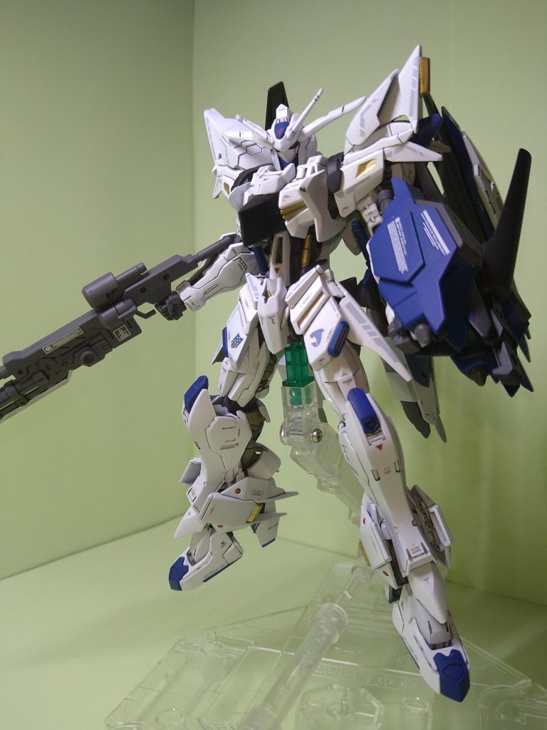 フロントショットです。バエルの意匠を残しつつ、某天使な機体にシルエットをよせました。腕、足、腰はロードアストレイダブルリベイクを基部にして、バエルの装甲を重ねています。